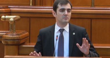 Stire din Politică-Administrație : USR cere conducerii Camerei Deputaților revocarea lui Liviu Dragnea din funcția de președinte al forului