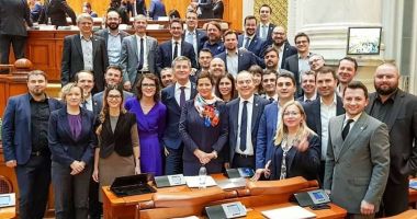 Stire din Politică-Administrație : Parlamentul a tăiat pensiile speciale. "Eforturile USR au dus la un prim rezultat pozitiv"