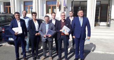 Stire din Politică-Administrație : USR-PLUS a depus listele pentru alegeri. Stelian Ion și Remus Negoi, primii pentru Parlament