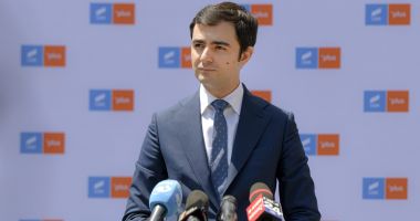 Stire din Politică-Administrație : USR-PLUS ia atitudine: „Haideţi să vedem cine sunt fiii Securităţii”