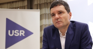 Stire din Politică-Administrație : "Dacian Cioloș îndeplinește criteriile pentru  a putea fi primit  în USR"