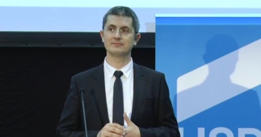 Stire din Politică-Administrație : USR strânge semnături pentru modificarea Constituției.  "Fără penali  în funcții publice"