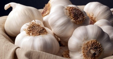 Stire din Sănătate : O enzimă din usturoi ne protejează de cancer
