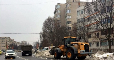 Stire din Social : Utilajele sparg gheața și adună zăpada  din jurul școlilor