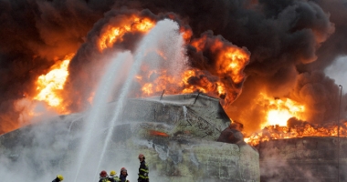 Stire din Actualitate : Aproximativ 1.000 de persoane au fost intoxicate cu sulf, după ce o uzină  a fost incendiată de Statul Islamic