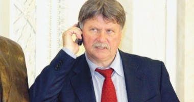 Stire din Politică-Administrație : Senatorul UDMR Verestoy Atilla, rănit într-un accident rutier