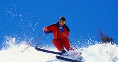 Stire din Diverse : Nu ai fost încă la ski? Acum  e momentul.  Prețurile sunt  la jumătate