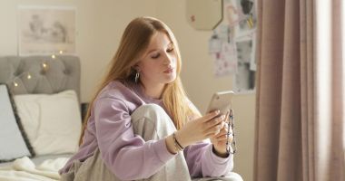 Stire din Actualitate : Cât timp a ajuns să petreacă un copil pe telefon în vacanța de vară? Efectele sunt devastatoare