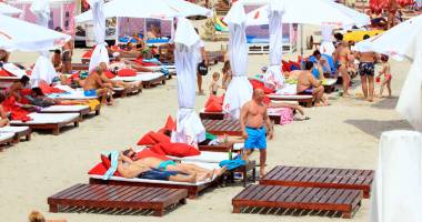 Stire din Economie : Vacanțele pe litoralul românesc, mai ieftine decât în țările  din zonă