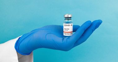 Profesoară arestată după ce a vaccinat împotriva COVID-19 un elev de 17 ani