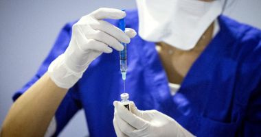 Stire din Social : Ministerul Sănătăţii: "O doză booster împotriva COVID-19, sigură pentru adolescenţii între 12 şi 17 ani"