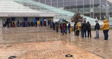 Coadă de zeci de persoane la vaccinare în Constanţa