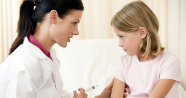 Stire din Sănătate : Vaccinarea copiilor, un subiect dezbătut online