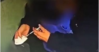 Stire din Actualitate : VIDEO: O asistentă din Italia a fost surprinsă de camerele de supraveghere în timp ce vaccina ”la chiuvetă”