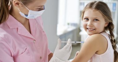 Vaccinurile Pfizer pentru imunizarea copiilor între 5 şi 11 ani ajung astăzi în România