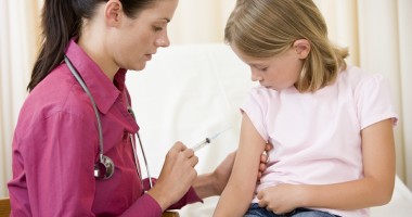 Stire din Sănătate : Fetițele de până în 14 ani, vaccinate împotriva HPV