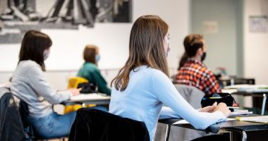 Stire din Cultură-Educație : „Vaccinare şi testare pentru învăţare!”. Dezbatere publică, la Universitatea „Ovidius”