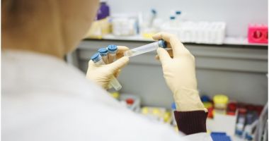 Stire din Actualitate : I-au plătit pe doctori să-i vaccineze cu apă, pentru a obține certificatul, dar au fost imunizați cu adevăratul vaccin
