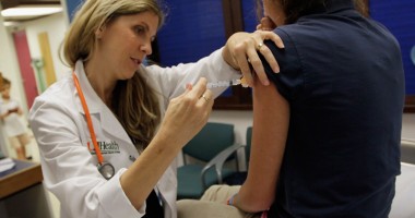 Stire din Sănătate : "Vaccinul anti-HPV  reduce riscul de cancer"