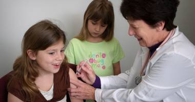 Stire din Sănătate : Vaccinul care previne cancerul  de col ar putea deveni obligatoriu