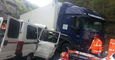 Stire din Eveniment : TRAGEDIE. O dubiță s-a izbit violent de un TIR. O persoană a decedat