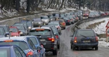 Stire din Social : Nici anul acesta nu scăpăm de traficul de pe Valea Prahovei. Rute alternative și sfaturi pentru șoferi
