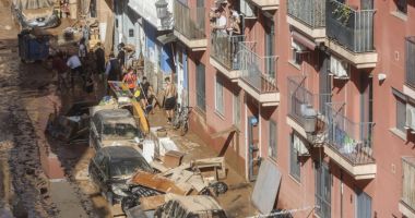 Stire din Actualitate : Un cuplu de români și fiica lor au murit în garaj, în inundațiile din Valencia. În casă, masa era pregătită pentru cină