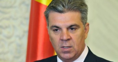 Stire din Politică-Administrație : "Suntem mai mulți parlamentari decât ar trebui"