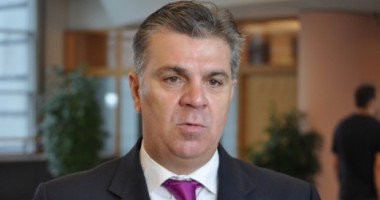 Stire din Politică-Administrație : "Dacă Antonescu vrea ca senatorii sa vină în bermude, să ne spună"