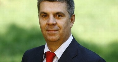 Stire din Politică-Administrație : ,,Voi cere ca luni după-amiază comisiile să ia în dezbatere legea câinilor fără stăpân"