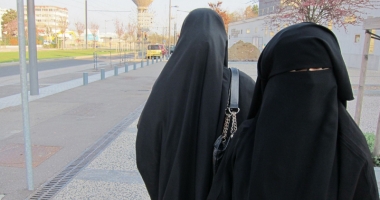 Stire din Actualitate : "Interzicerea portului  vălului islamic, necesară"