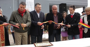 Stire din Politică-Administrație : Primarul Florin Mitroi a inaugurat piața agroalimentară din Valu lui Traian