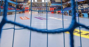 Stire din Sport : "Valul Covid-19" a izbit şi handbalul! Meciul CSM Făgăraş - HCDS nu se mai joacă