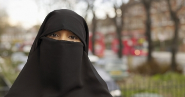 Stire din Actualitate : "Burqa trebuie să fie interzisă, oriunde este posibil din punct  de vedere legal"