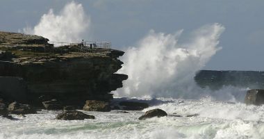 Stire din Actualitate : Valuri uriaşe au acoperit celebra Bondi Beach din Sydney