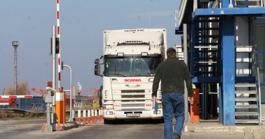 Stire din Eveniment : 2.500 de perechi de pantaloni, confiscate în PTF Constanța Sud Agigea