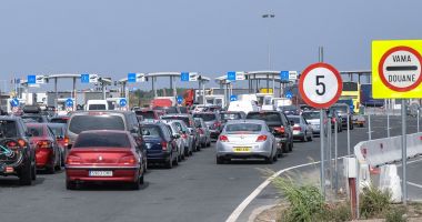 Stire din Eveniment : Peste 183.600 de persoane au tranzitat frontiera în ultimele 24 de ore. Au fost confiscate bunuri de aproape 90.000 de lei