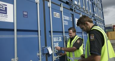 Stire din Eveniment : Vameșii din portul Constanța Sud au reținut jucării contrafăcute în valoare de 112.200 euro