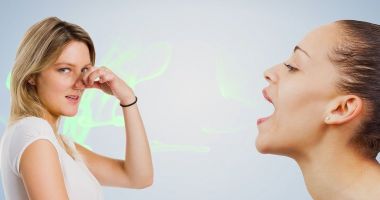 Stire din Sănătate : Vă miroase urât gura? Mergeți mai des la stomatolog!