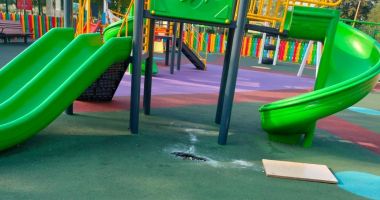 Stire din Social : Locuri de joacă din Constanța, distruse! Anunțați Poliția Locală dacă observați acte de vandalism
