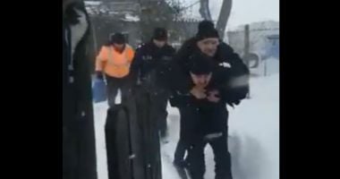 Stire din Social : VIDEO / EI SUNT EROII NOȘTRI! Un paramedic CARĂ ÎN SPATE un bătrân cu accident vascular