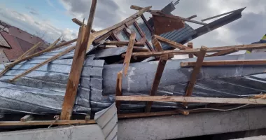 Stire din Eveniment : Rafale de aproape 100 km/h fac prăpăd. Acoperişul unui bloc a fost smuls de vânt