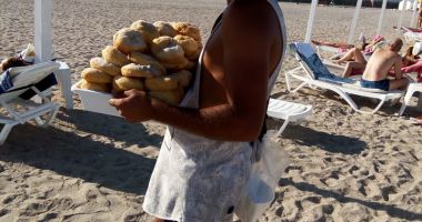 Stire din Social : Vânzătorii ambulanți de pe plajele din Mamaia și Constanța, vânați de Poliția Locală