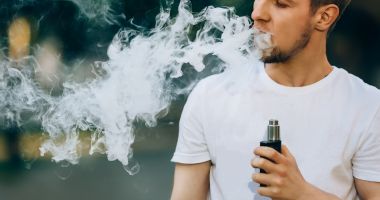 Stire din Sănătate : „Plămânul popcorn”. Boala permanentă care poate fi provocată de vapat