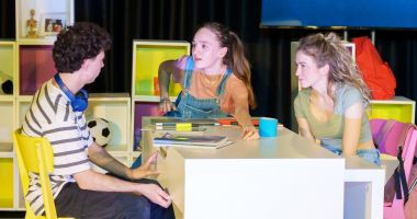 Stire din Cultură-Educație : Adolescenții din Constanța, invitați la un spectacol despre vulnerabilitățile vârstei lor. Intrare liberă
