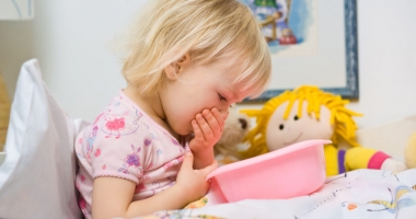 Stire din Sănătate : Copilul vomită - care sunt primele măsuri pe care le iau părinții. "Laptele este contraindicat"