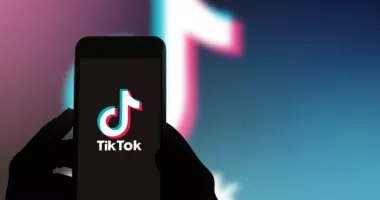 Stire din Actualitate : UE vrea restricții pe social media. Vârstă minimă pentru TikTok și Instagram