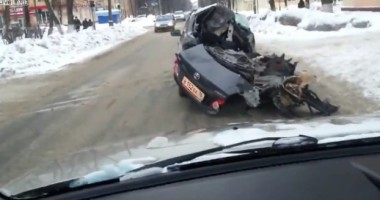 Stire din Actualitate : VIDEO / A fugit de la locul accidentului cu MAȘINA FĂCUTĂ PRAF