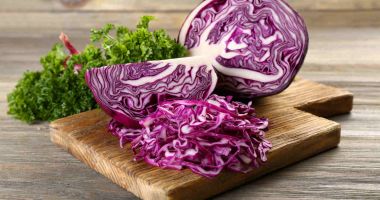 Stire din Sănătate : Varza roșie este o sursă bună de fibre, vitamine și minerale