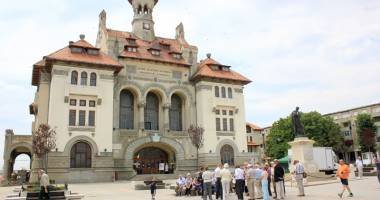 Stire din Cultură-Educație : Vase ceramice romane cu scene dionisiace, la Muzeul de Istorie